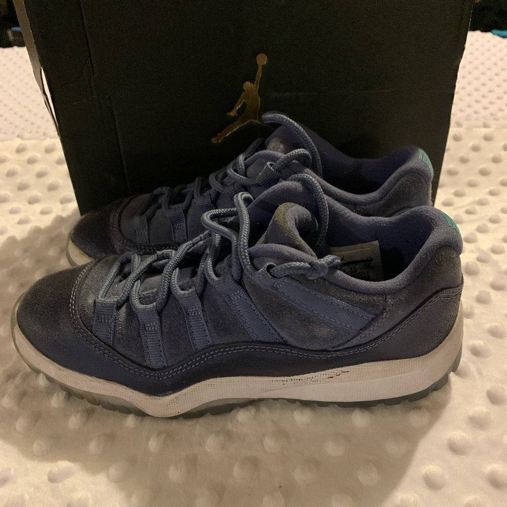 *authentic* Jordan retro low 11’s